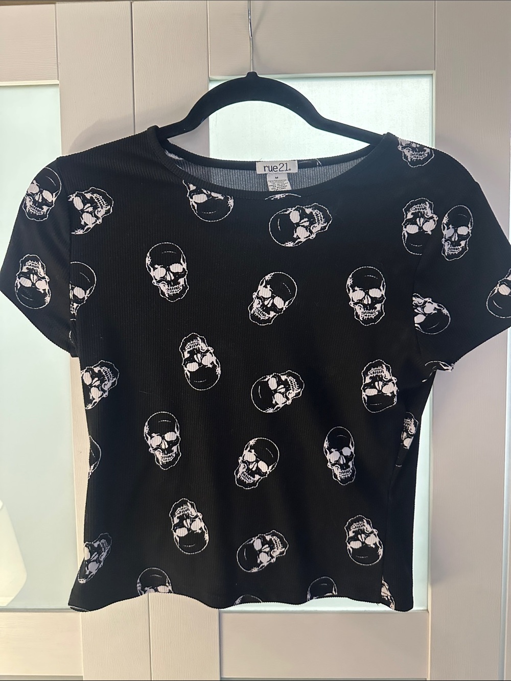 Rue21 Black Short Sleeve Top with White Skull Print